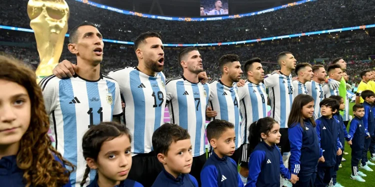 La Selección Argentina cantó el himno en todos los canales de televisión