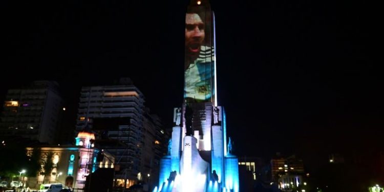 Enorme homenaje a Messi y Di María en Rosario