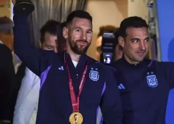 Messi y Scaloni, los primeros en bajar del avión