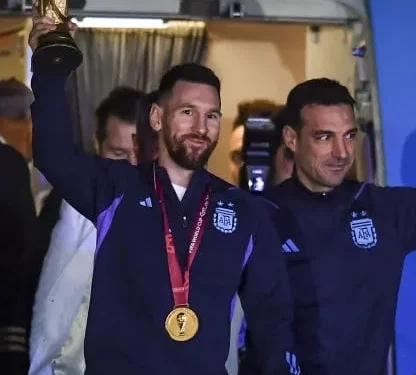 Messi y Scaloni, los primeros en bajar del avión