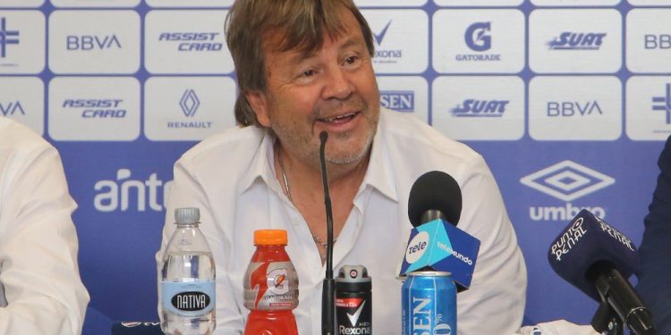 Ricardo Zielinski fue presentado como el nuevo entrenador de Nacional