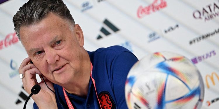 Van Gaal reconoció que no será fácil jugar con la hinchada argentina presente