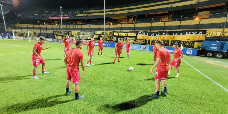Unión se mide ante Peñarol buscando su primera victoria en la Serie Río de La Plata