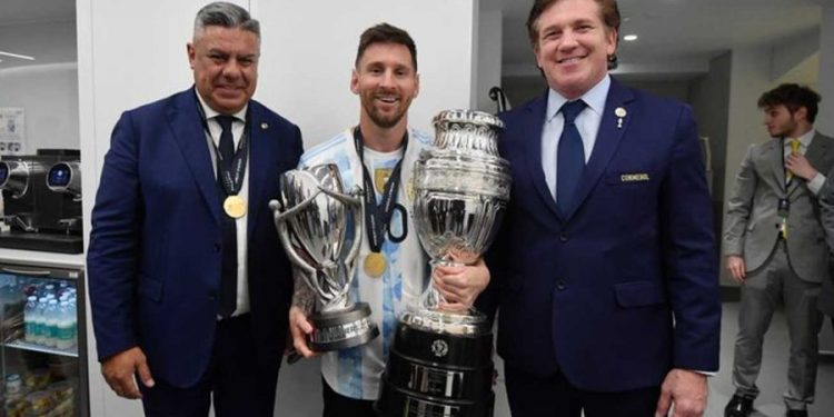 «Le pedí que venga a jugar la Libertadores», reveló el presidente de la Conmebol sobre su charla con Messi