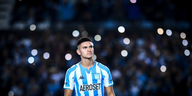 Racing cerró la venta de Carlos Alcaraz: Se irá a Southampton