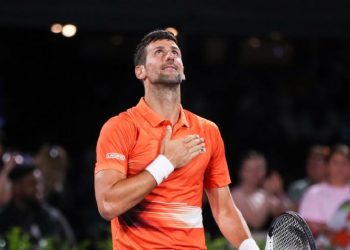 Djokovic iguala a Nadal tras una sufrida consagración en Adelaida