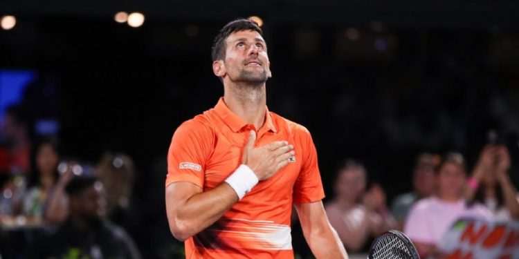 Djokovic iguala a Nadal tras una sufrida consagración en Adelaida