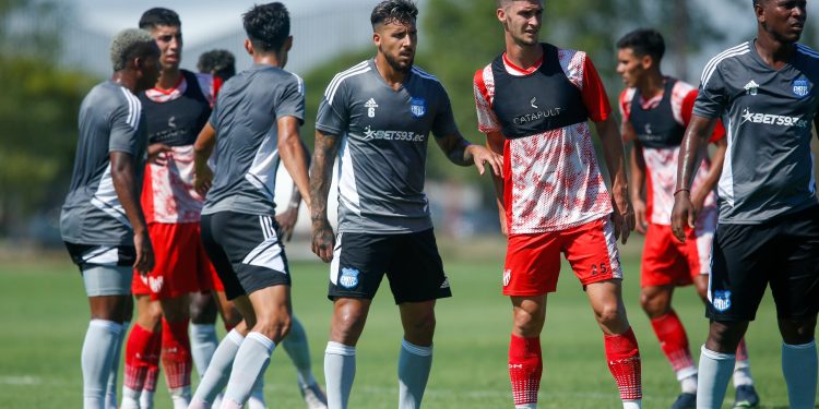 Antes de enfrentarse a Colón, Instituto jugó contra Emelec de Ecuador