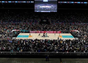 Ginóbili volvió a la NBA en un partido que marcó un récord de público