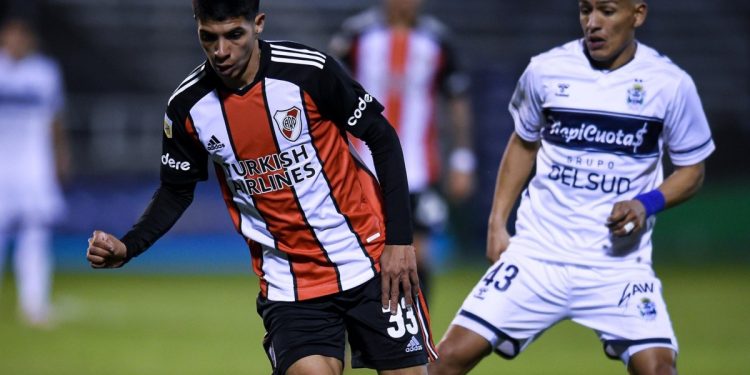 Colón pulsea con Atlético Tucumán por Tomás Galván