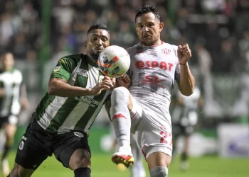 Unión trabaja con la cabeza puesta en el debut ante Banfield