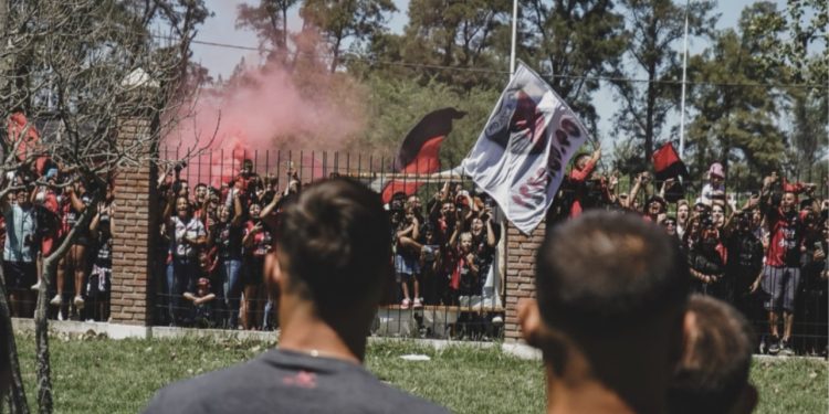 La última arenga de los hinchas de Colón al plantel antes del clásico