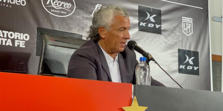 Pipo Gorosito bajó la espuma tras su debut en Colón: «Magos no somos»