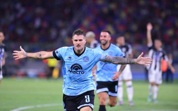Belgrano ganó en Santiago sobre el final y es puntero del torneo