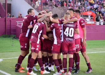 Lanús goleó a Central y continúa como puntero invicto