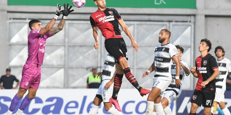 Claypole sorprendió a Newells en la Copa Argentina