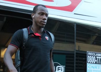 Más allá de que concentró, se complica la presencia de Perlaza ante Sarmiento