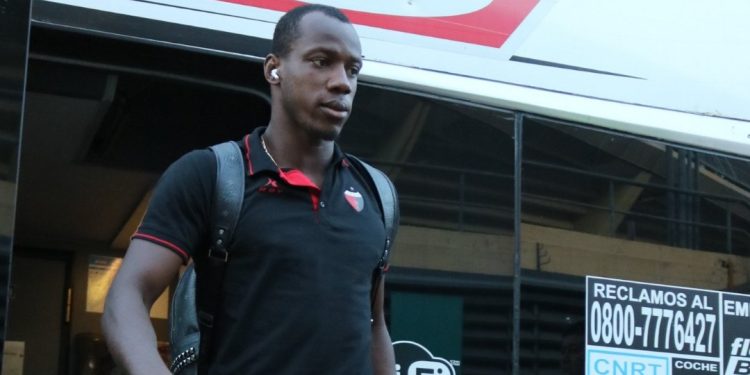 Más allá de que concentró, se complica la presencia de Perlaza ante Sarmiento