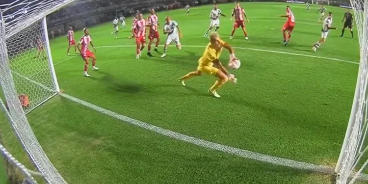 El «guantazo» de Mele, en el Top 3 de atajadas de la primera fecha