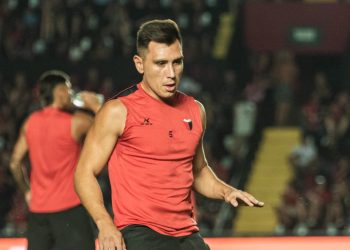 Cristian Vega, precalentando en el duelo ante Sarmiento de Junín
