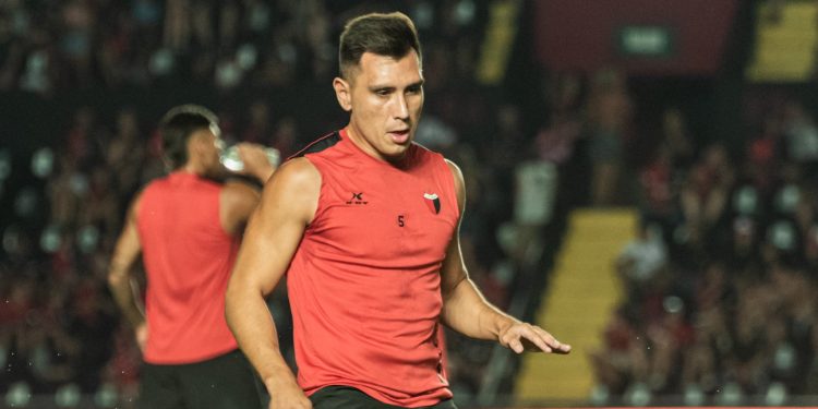 Cristian Vega, precalentando en el duelo ante Sarmiento de Junín