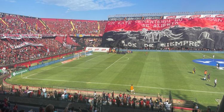 River y Racing permitirán a sus hinchas ingresar agua a los estadios: ¿Lo imitará Colón ante Newells?