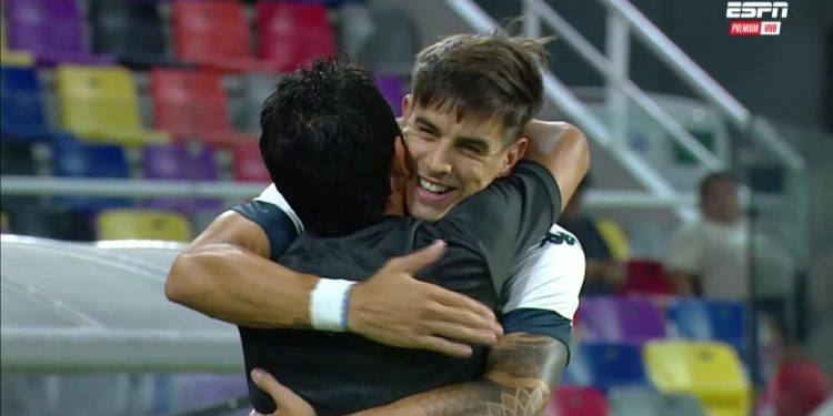 Abrazo y risas en el reencuentro entre dos campeones con Colón