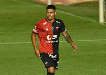 Brian Fernández no está lesionado y aguarda expectante su chance