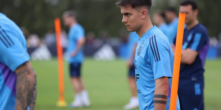 Paulo Dybala podría perderse el partido de Argentina ante Panamá por un golpe