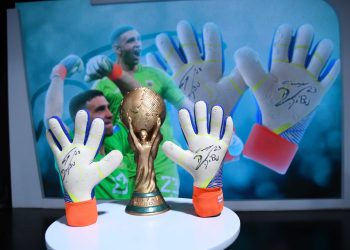 Se subastaron los guantes del «Dibu» Martínez