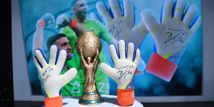 Se subastaron los guantes del «Dibu» Martínez
