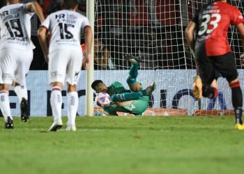 Colón mereció ganar, erró un penal, empató con Newells y quedó último