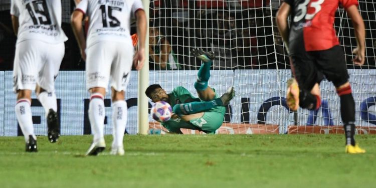 Colón mereció ganar, erró un penal, empató con Newells y quedó último