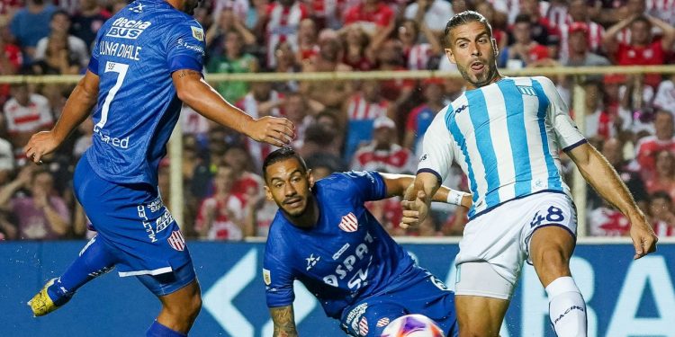 Unión y Racing saben que se juegan mucho mañana en Santa Fe