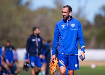 Velez viene a Santa Fe con bajas importantes para enfrentar a Colón