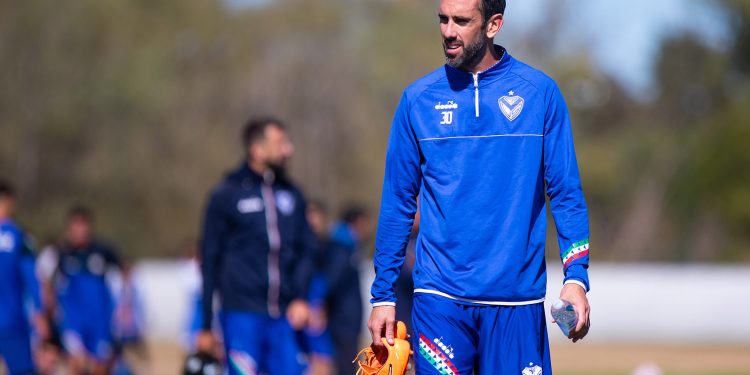 Velez viene a Santa Fe con bajas importantes para enfrentar a Colón