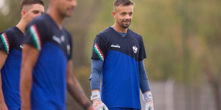 Pensando en Colón, Velez tiene varias bajas y a Burian en duda