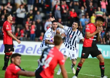 Colón, que estaba dos goles arriba, terminó pidiendo la hora y empatando con Talleres