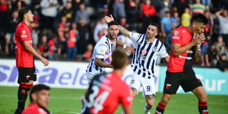 Colón, que estaba dos goles arriba, terminó pidiendo la hora y empatando con Talleres