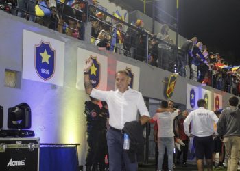 El DT de Colegiales dirige ante Colón por Copa Argentina y luego se marcha