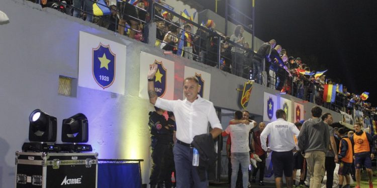 El DT de Colegiales dirige ante Colón por Copa Argentina y luego se marcha