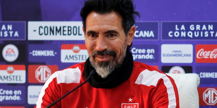 Lo miraron de reojo, pero Eduardo Domínguez comienza a ganarse el cariño de los hinchas de Estudiantes