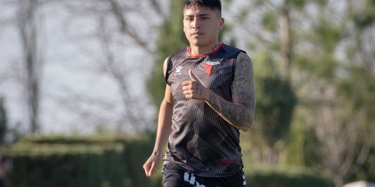 Video: el golazo de Facu Farías en el entrenamiento de Colón