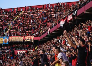 Los hinchas de Colón apuntaron contra los que ingresaron desde el banco de suplentes