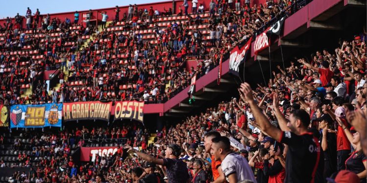 Los hinchas de Colón apuntaron contra los que ingresaron desde el banco de suplentes