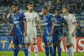 Bajo la lluvia, Huracán perdió por la mínima ante Emelec