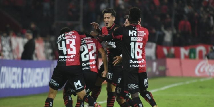 Newell’s se hizo fuerte en Rosario, goleó a Blooming y manda