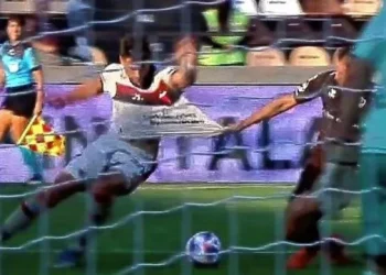 Un referente del arbitraje argentino habló del «enorme penal» no sancionado a Colón