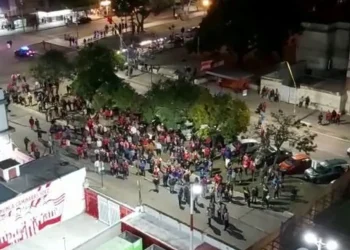 VIDEO: el enojo de los hinchas tatengues ante la suspensión del partido