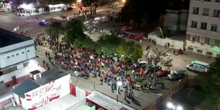 VIDEO: el enojo de los hinchas tatengues ante la suspensión del partido